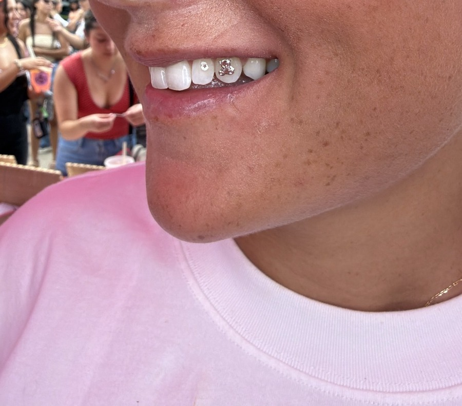 Single tooth gem